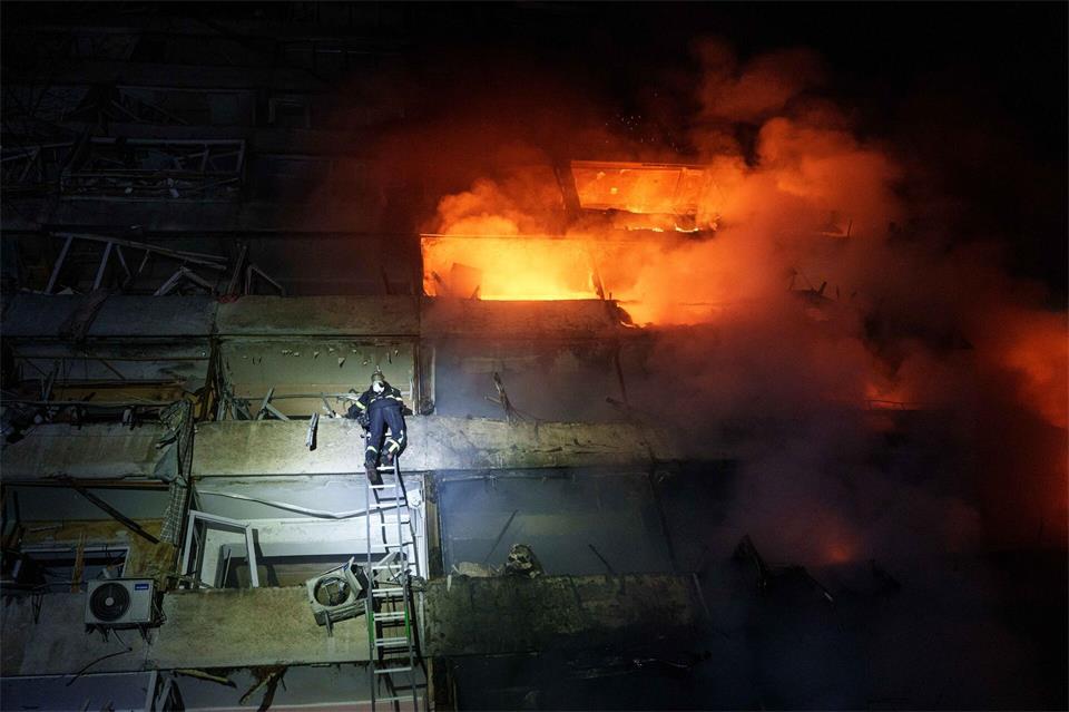 Eine Rettungskraft klettert in Kiew eine Leiter hinauf.Evgeniy Maloletka/AP/dpa