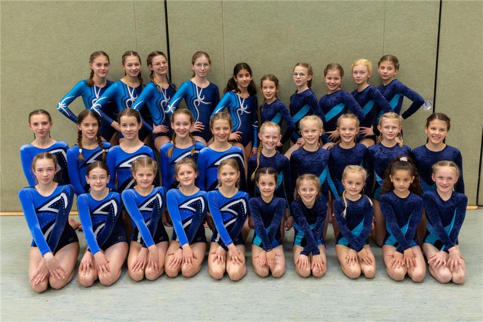 Eine Riege des TV Borken (hinten links), zwei Teams von Westfalia Gemen (vorne links) und drei Mannschaften von Adler Weseke (rechts) hatten sich für die Gau-Mannschaftswettkampf qualifiziert.