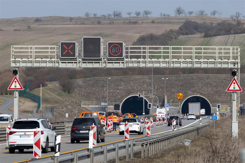 Eine Röhre des Schmücke-Tunnels in Nordthüringen wird am Mittwochabend für zwei Nächte gesperrt bleiben. (Archivbild)Michael Reichel/dpa