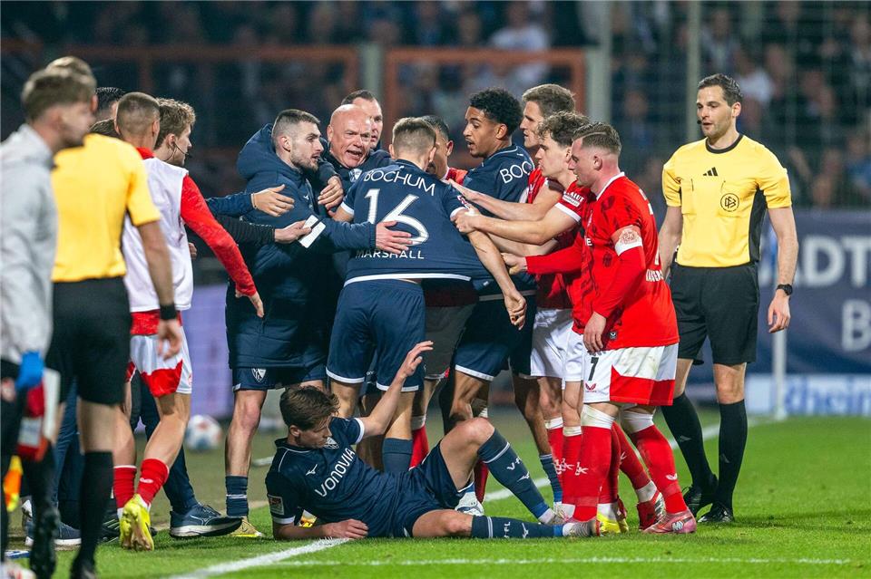 Eine Rudelbildung in der 62. Minute brachte den FCK im Anschluss auf die Verliererstraße.David Inderlied/dpa