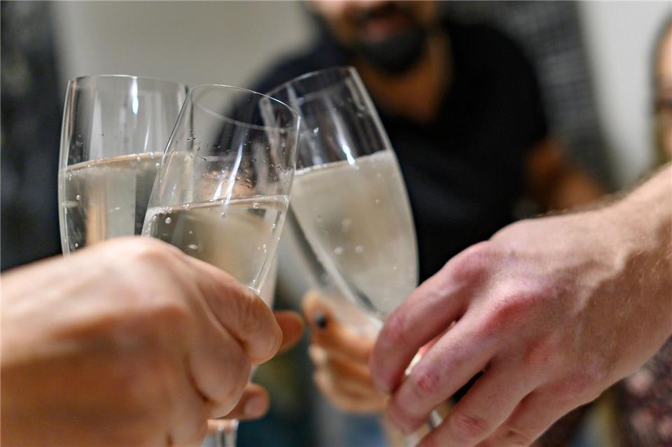 Eine Runde Sekt für die Mitarbeiter - nett, wenn der Chef das erlaubt. Die Arbeitsfähigkeit darf das aber nicht beeinträchtigen.picture alliance / dpa Themendienst