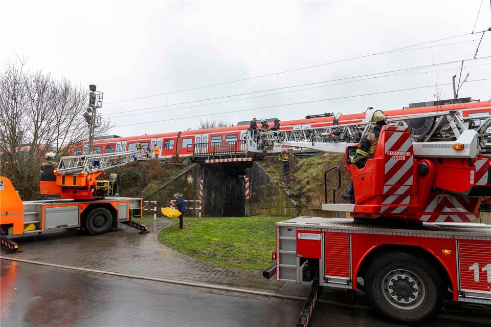 Eine S-Bahn steckt wegen eines Oberleitungsschadens fest - die Feuerwehr holt die Fahrgäste mit Rettungsleitern aus dem Zug. Justin Brosch/dpa