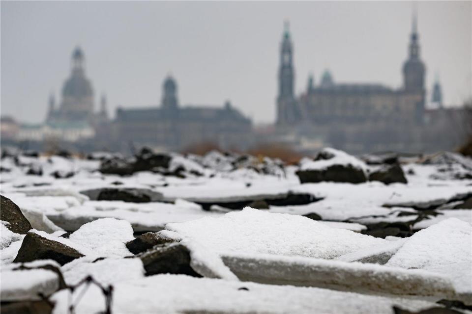 Eine Schneedecke und strenger Bodenfrost können dafür sorgen, dass weniger Tauwasser in die Böden sickert - das verschärfe die Trockenheit weiter, sagt Hydrologe Andreas Marx vom Leipziger Helmholtz-Zentrum für Umweltforschung. (Archivbild)Robert Michael/dpa