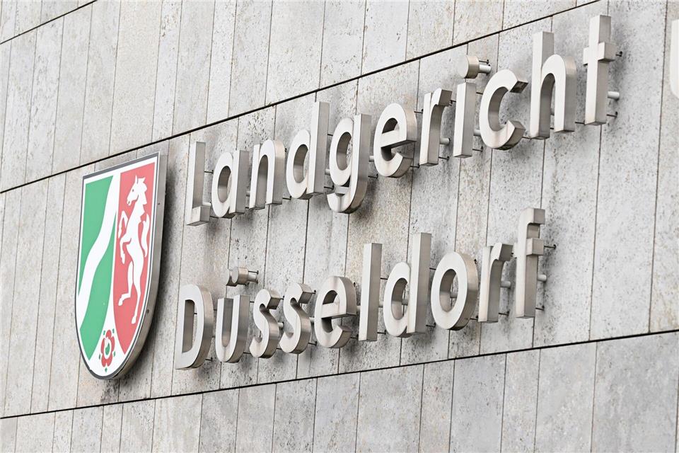 Eine Schülerin, die sich frisch von ihrem Freund getrennt hat, überlebt in seinem Auto schwer verletzt eine Horror-Fahrt. Der Fall wird jetzt vor dem Düsseldorfer Landgericht aufgerollt. (Symbolbild)Roberto Pfeil/dpa