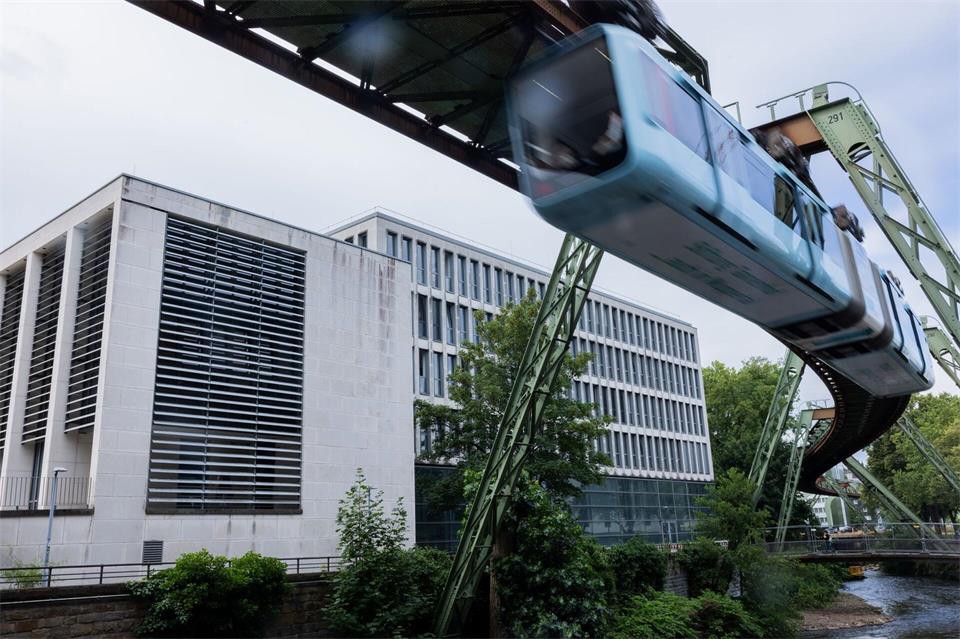 Eine Schwebebahn fährt am Justizzentrum vorbei. (Symbolbild)Rolf Vennenbernd/dpa