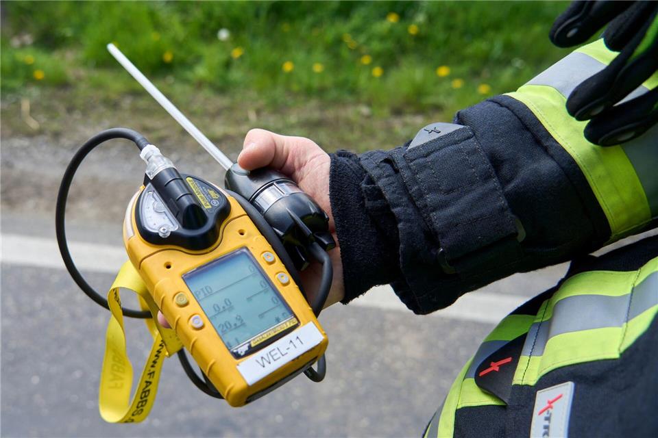 Eine Schwefelwasserstoff-Vergiftung hat sich nach dem Arbeitsunfall in Runkel als hauptsächliche Todesursache herausgestellt. Auch am Tag nach dem Unglück hatte die Feuerwehr Messungen vorgenommen. (Foto Archiv)   Sascha Ditscher/dpa