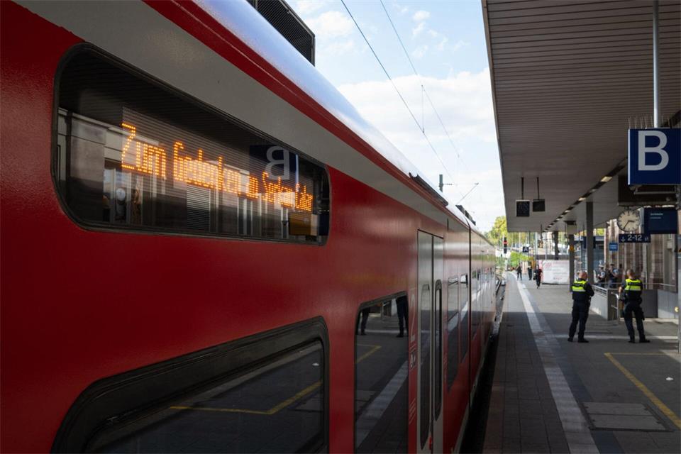 Eine Schweigeminute auf Gleis 1 leitete das Gedenken ein.Hannes P.  Albert/dpa