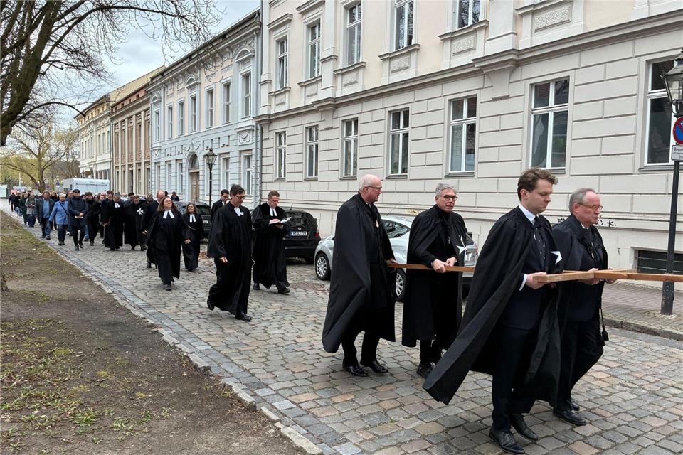 Eine Schweigeprozession der Evangelischen Kirche zog am Karfreitag durch die Potsdamer Innenstadt.Marc-Oliver von Riegen/dpa
