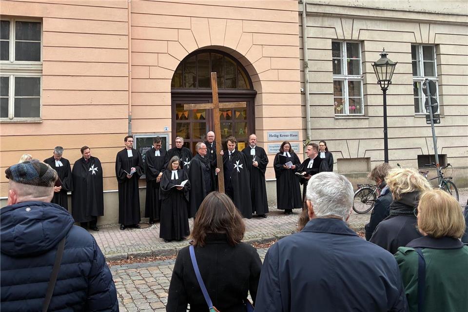 Eine Schweigeprozession der Evangelischen Kirche zog am Karfreitag in Potsdam von der Nikolaikirche zur Garnisonkirche.Marc-Oliver von Riegen/dpa