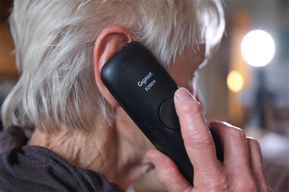 Eine Seniorin aus dem Unstrut-Hainich-Kreis ist einem Betrug aufgesessen. (Symbolbild)Bernd Weißbrod/dpa