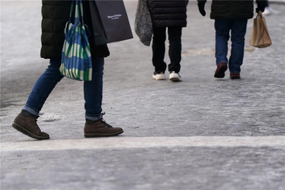 Eine Seniorin ist beim Spazierengehen in Hamburg-Eppendorf in den Isebekkanal gerutscht. (Symbolbild)Marcus Brandt/dpa