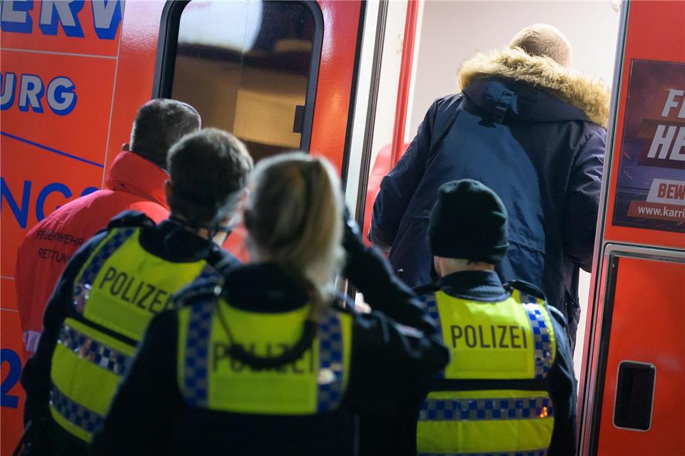 Eine Seniorin ist nach einem Autounfall in Hamburg gestorben. (Symbolbild)Jonas Walzberg/dpa