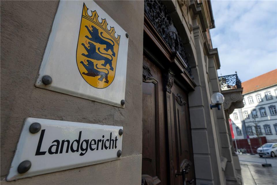 Eine Seniorin steht ab Donnerstag wegen Mordes an ihrem Ehemann vor Gericht. (Archivbild) Stefan Puchner/dpa