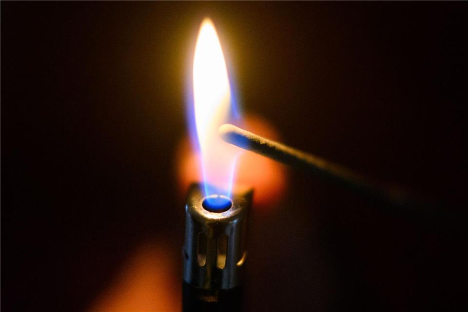 Eine Silvesterrakete ist im Kreis Unna mutmaßlich durch ein Fenster in eine Trauerhalle geflogen und hat einen Brand verursacht. (Symbolbild)Julian Stratenschulte/dpa