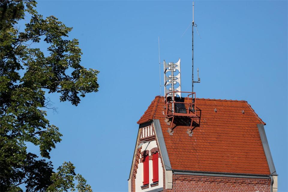 Eine Sirenenanlage auf dem Dach des Turms der Freiwilligen Feuerwehr. (Archivbild)Jan Woitas/dpa-Zentralbild/dpa