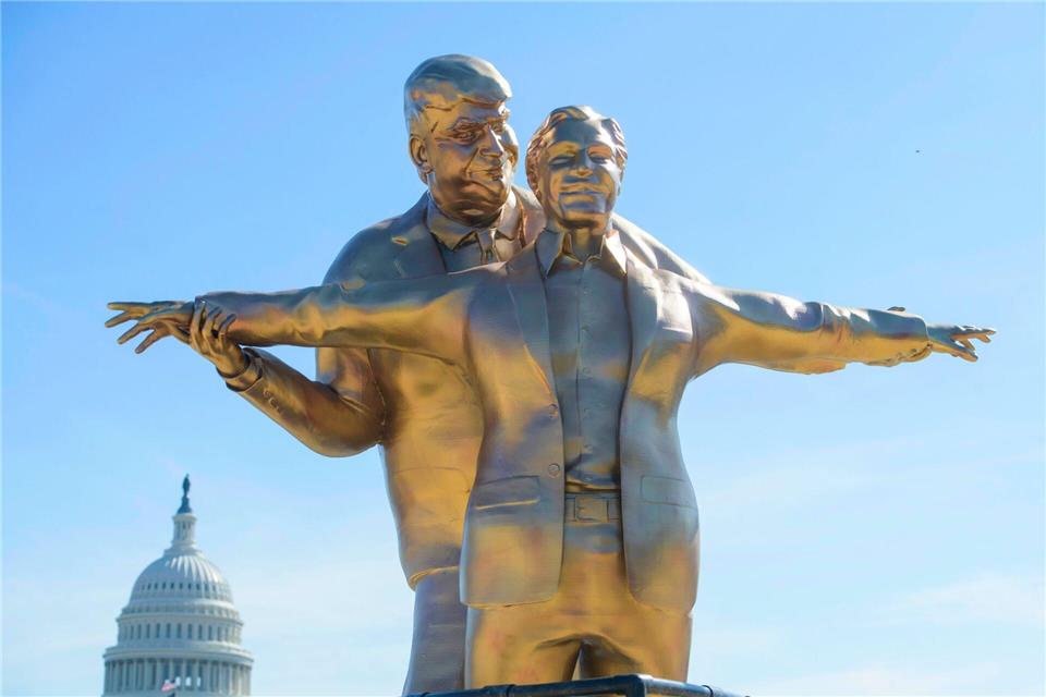 Eine Skulptur der anonymen Künstlergruppe „The Secret Handshake“, die Präsident Donald Trump und Jeffrey Epstein in „Titanic“-Pose darstellen soll, steht auf der National Mall in der Nähe des Kapitols in Washington.Rod Lamkey/AP/dpa