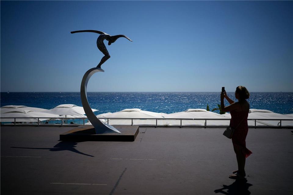 Eine Skulptur erinnert an der Strandpromenade von Nizza an die Opfer des Anschlags vom 14. Juli 2016. (Archivbild)Daniel Cole/AP/dpa