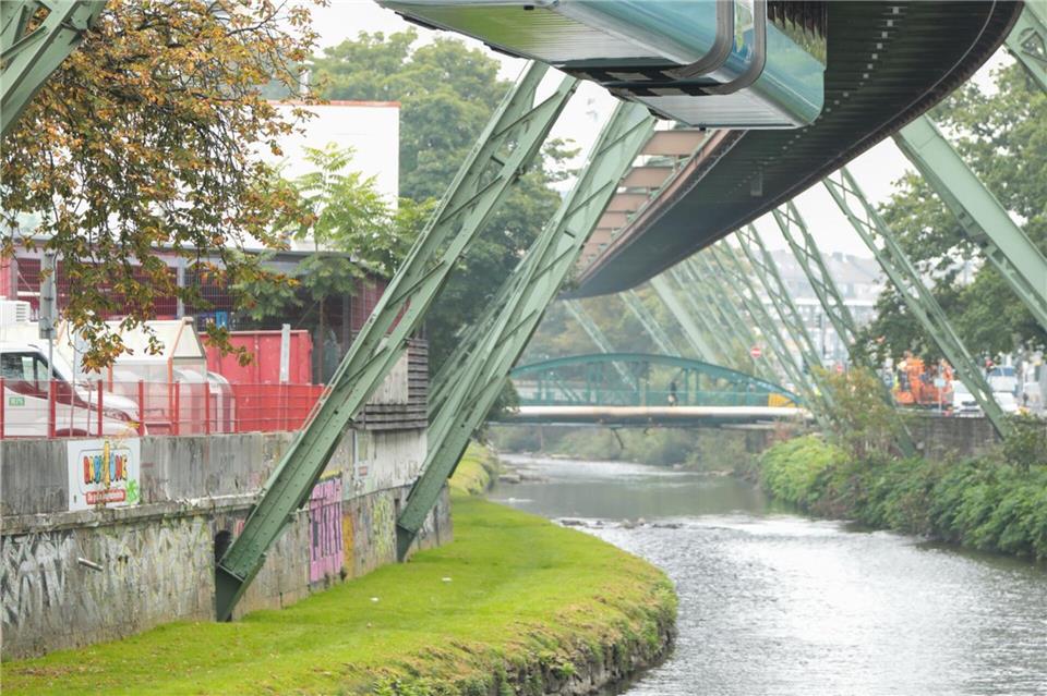 Tuffi-Bilder im Museum - Foto vom Elefantensturz gab es nie Eine Skulptur erinnert in der Wupper an den Sturz des kleinen Elefanten Tuffi aus der Schwebebahn vor 75 Jahren. Tim Oelbermann/dpa