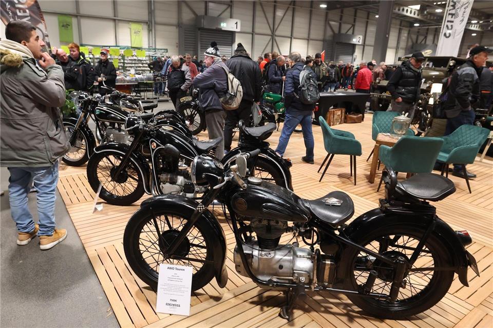 Eine Sonderschau widmet sich alten Motorrädern. Bodo Schackow/dpa