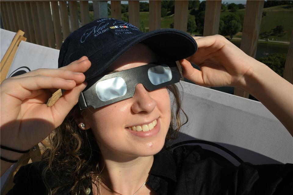 Eine Sonnenfinsternis-Brille ist nötig, um die Augen vor Schäden zu schützen. Felix Hörhager/dpa