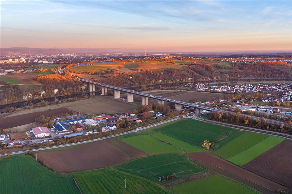 Eine Sperrung der Donaubrücke Sinzing könnte laut ADAC potenziell einen volkswirtschaftlichen Schaden von 75 Millionen Euro pro Jahr bringen. (Produktion)Armin Weigel/dpa