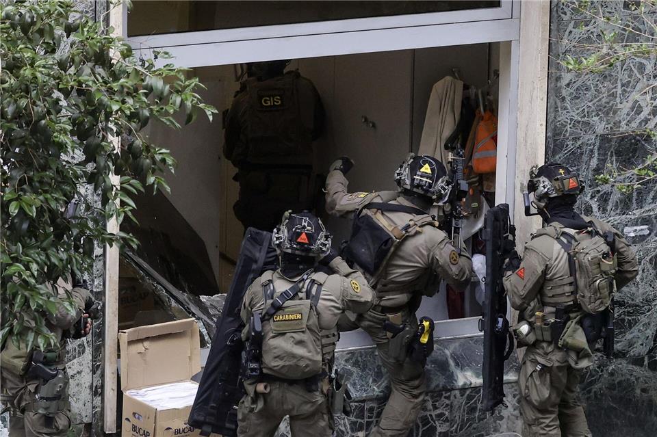 Eine Spezialeinheit der Carabinieri stürmt während eines Überfalls eine Bank in Neapel.Salvatore Laporta/Kontrolab/IPA via ZUMA Press/dpa