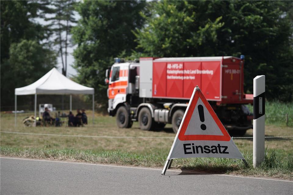 Eine Spezialeinzeit und ein Wasserwerfer sind bei der Bekämpfung des Waldbrands im Müritz-Nationalpark im Einsatz. Manuel Genolet/dpa