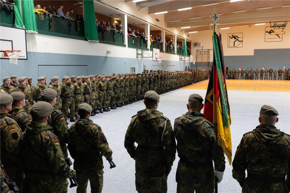 Rekruten von Heimatschutzregiment legen Diensteid ab  Eine Sporthalle in Oberhof diente als Schauplatz für den öffentlichen Regimentsappell.Michael Reichel/dpa