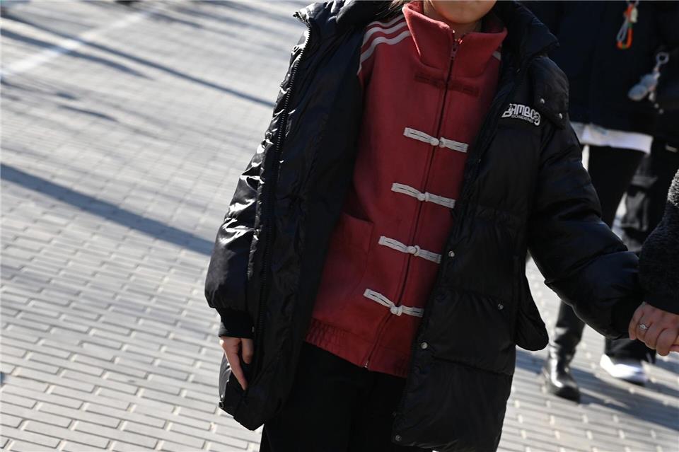 Eine Sportjacke im Tang-Dynastie-Look ist ein wichtiger Teil des Trends. Johannes Neudecker/dpa