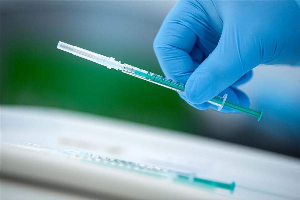 Eine Spritze mit einem Impfstoff.