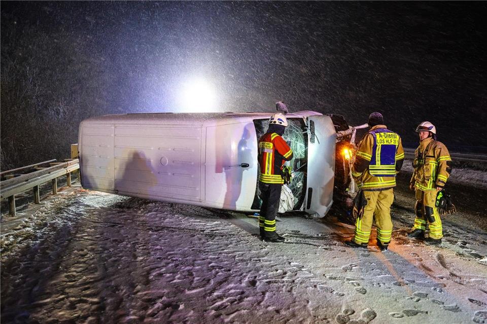 Eine Spur der Autobahn 45 war nach einem schweren Verkehrsunfall nahe Lüdenscheid in Nordrhein-Westfalen vorübergehend gesperrt worden.Alex Talash/dpa