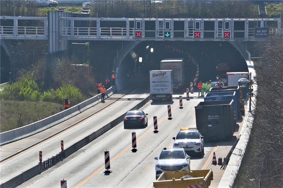 Eine Spur des Tunnels ist seit Donnerstag wieder offen.Andreas Rometsch/KS-Images/dpa