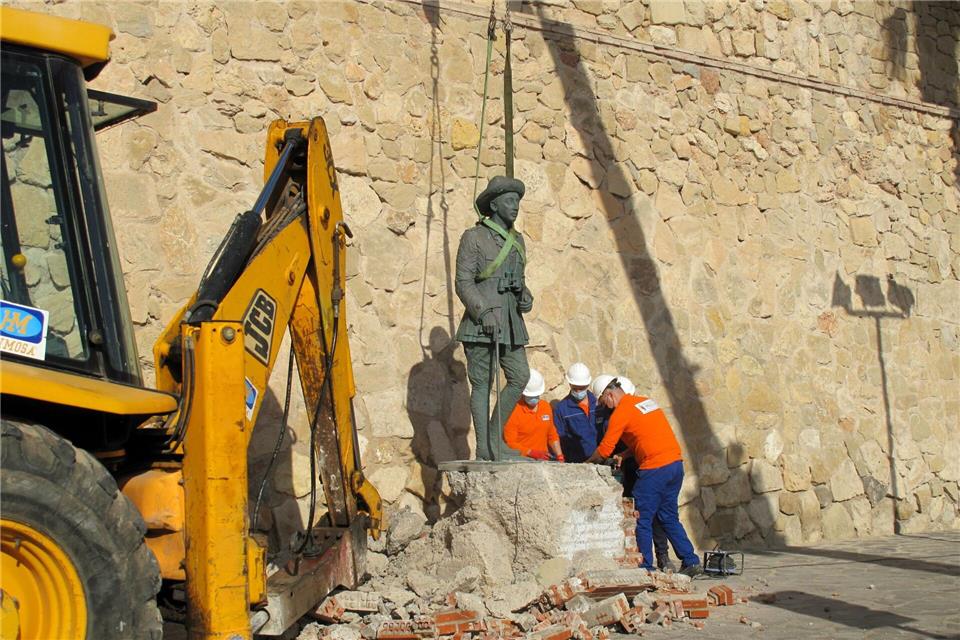 Eine Statue des verstorbenen spanischen Diktators Franco wird vor einer Mauer der Festung Melilla La Vieja mit einem Kran entfernt.Óscar Giménez Barrios/EUROPA PRESS/dpa
