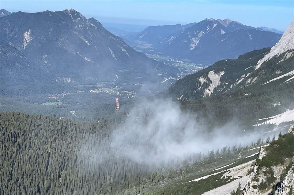 Eine Staubwolke steigt auf nach einem weiteren Felssturz an der Zugspitze.Marc Zeilhofer/dpa
