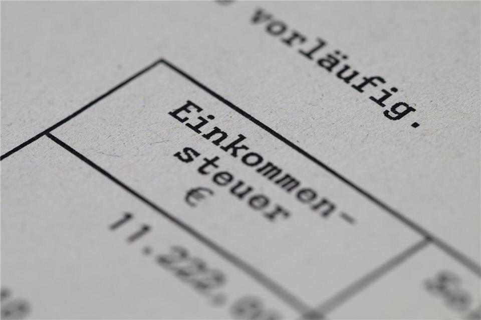 Eine Steuererklärung mit anschließendem Steuerbescheid vom Finanzamt kann auch für einen Influencer Pflicht sein. (Symbolbild)Robert Michael/dpa