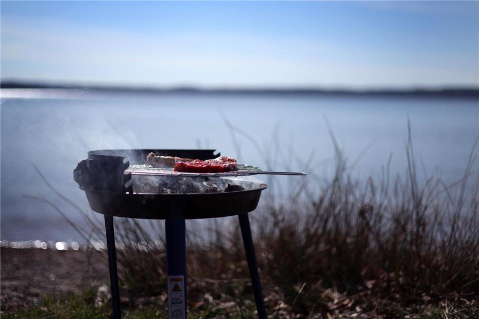 Eine Stichflamme von einem Grill hat einen Elfjährigen verletzt. (Symbolbild)  Karl-Josef Hildenbrand/dpa