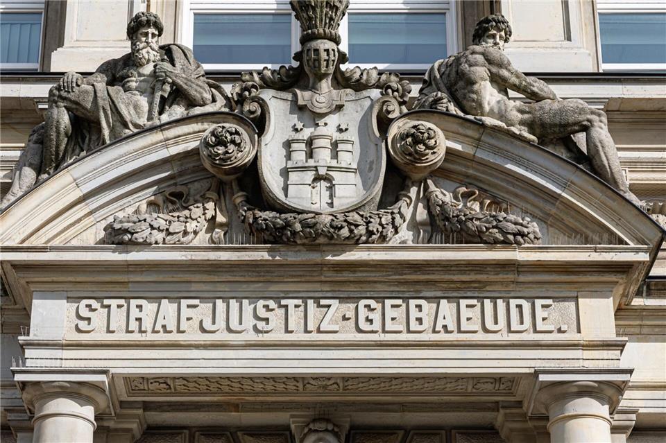 Eine Strafkammer am Landgericht Hamburg hat eine Anklage wegen illegaler Schiffsverschrottung in Indien nicht zugelassen. (Archivbild)Markus Scholz/dpa