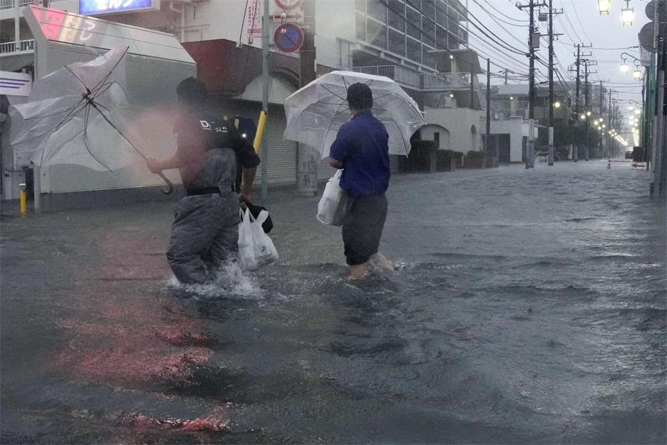 Eine Straße in Ichikawa in der Nähe von Tokio ist aufgrund des Taifuns „Dujuan“ überflutet.-/kyodo/dpa