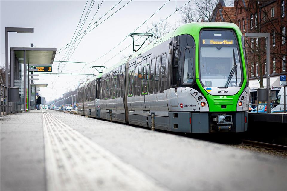 Eine Straßenbahn erfasst am Morgen eine Fußgängerin in Hannover. (Archivbild)Moritz Frankenberg/dpa