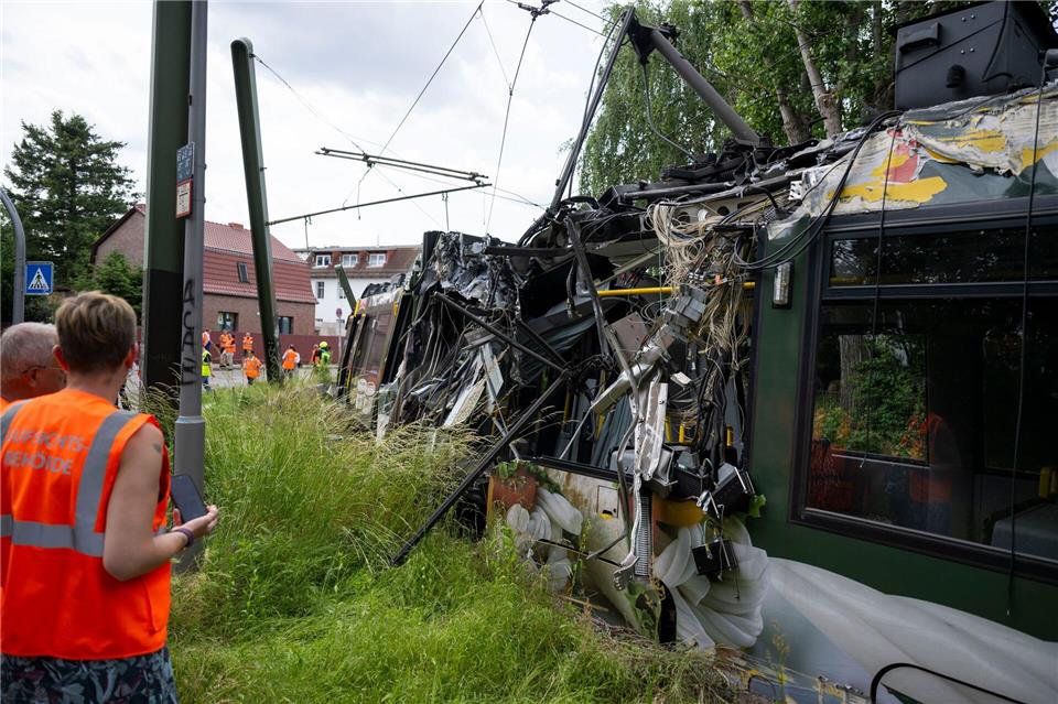Eine Straßenbahn in Neu Hohenschönhausen ist entgleist. Bei dem Unfall gab es viele Verletzte.Christophe Gateau/dpa