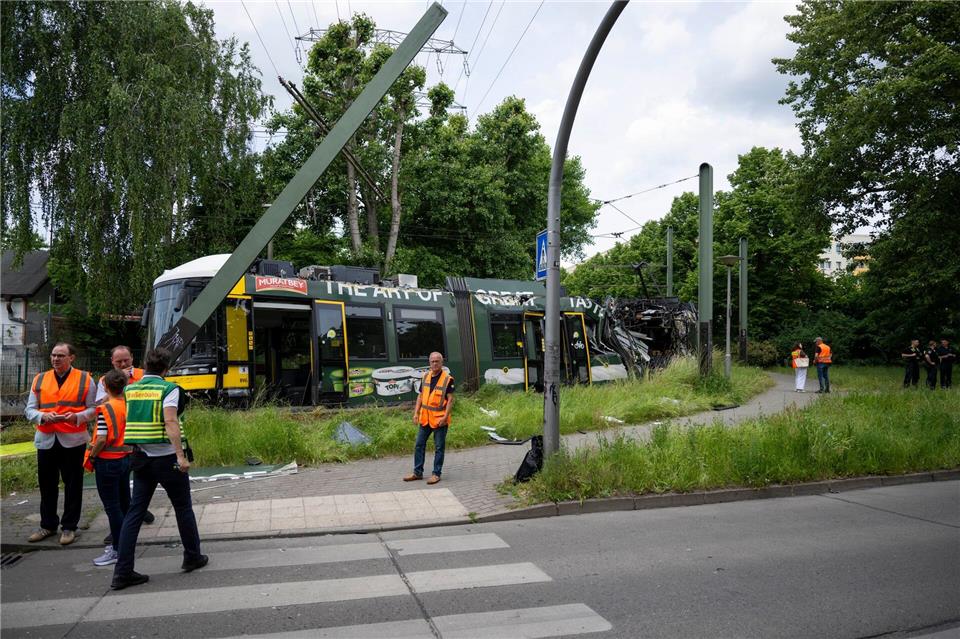 Eine Straßenbahn in Neu Hohenschönhausen ist entgleist. Bei dem Unfall gab es viele Verletzte. Christophe Gateau/dpa