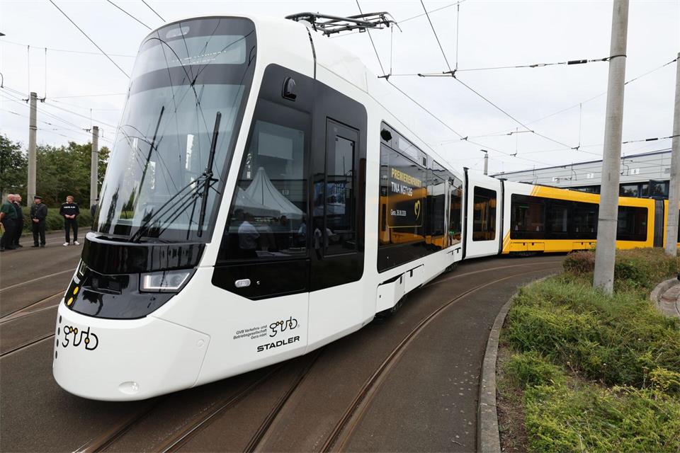 Eine Straßenbahn ist in Gera an einem Unfall beteiligt. (Symbolbild)Bodo Schackow/dpa