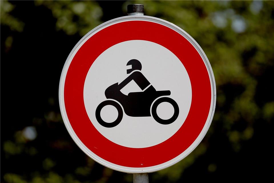 Eine Streckensperrung für Motorräder - solche Maßnahmen sorgen immer wieder für erbitterten Streit vor Gericht. (Archivbild)Oliver Berg/dpa