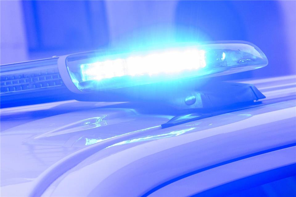 Eine Streife der Polizei findet den Mann an einer Bushaltestelle sitzend vor. (Symbolbild)Julian Stratenschulte/dpa