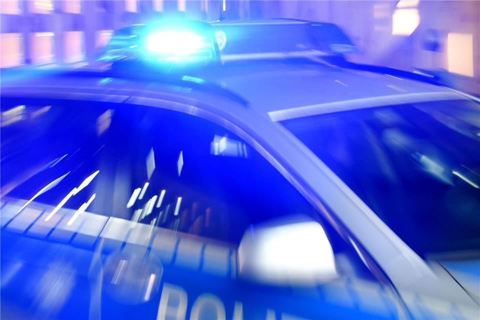 Eine Streife der Polizei ist auf einer Kreuzung mit einem anderen Auto zusammengestoßen. Carsten Rehder/dpa
