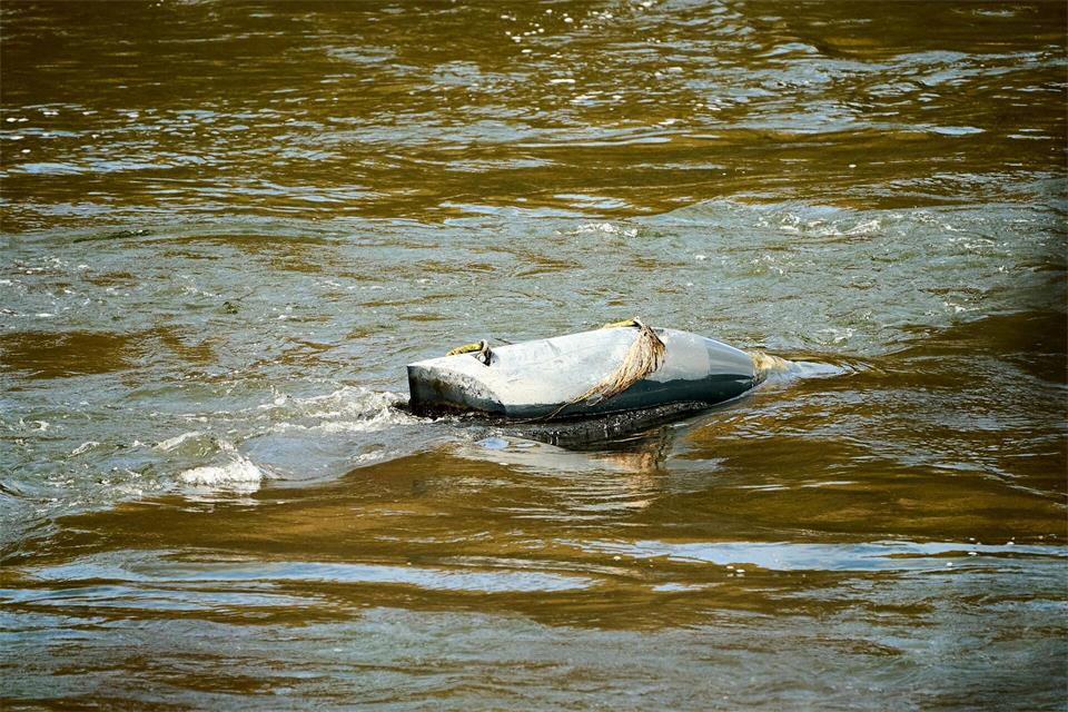 Eine Strömungsturbine schwimmt in einem Seitenarm des Rheins. Sascha Ditscher/dpa