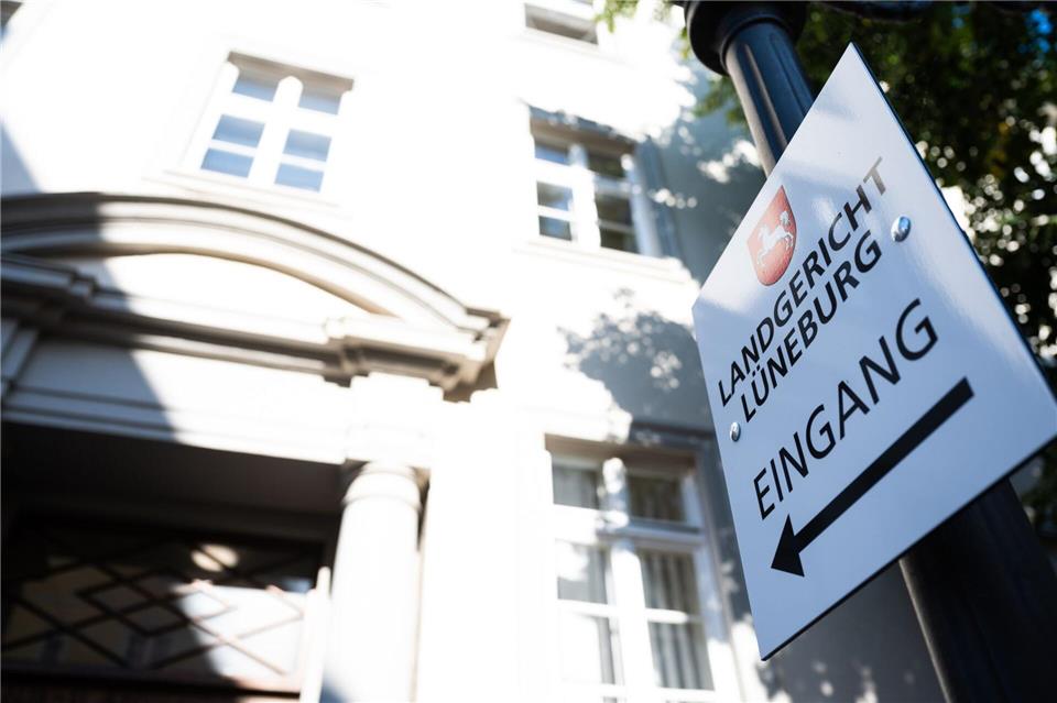 Eine Studentin hat die Klage gegen ihren Ghostwriter zurückgezogen - die beklagte Partei stimmt zu, das Gericht wird nicht mehr entscheiden. (Symbolbild)Philipp Schulze/dpa