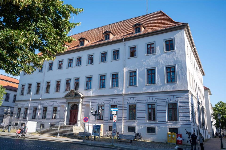 Eine Studentin ist mit ihrem Ghostwriter unzufrieden und wollte ihr Geld zurück – hat nun aber die Klage zurückgezogen. (Archivbild)Philipp Schulze/dpa