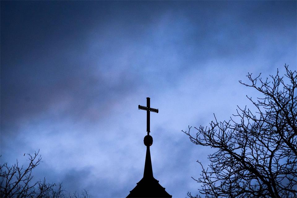 Eine Studie befasst sich mit spirituellem Missbrauch am Beispiel von zwei Geistlichen Gemeinschaften aus zwei Bistümern. (Archivbild) Julian Stratenschulte/dpa
