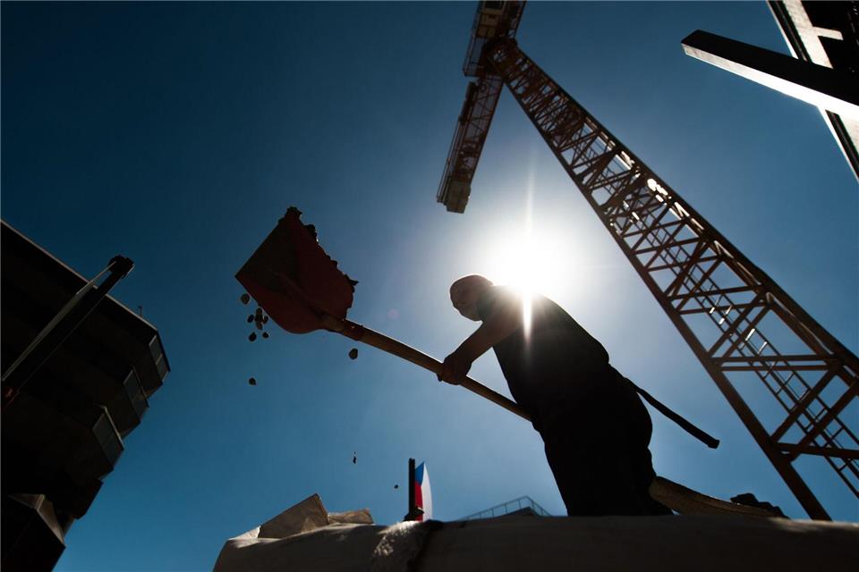 Eine Studie im Auftrag das Bundesministeriums für Arbeit und Soziales hat einen Wirtschaftsschaden von 431 Millionen Euro pro Hitzetag errechnet. (Symbolbild)picture alliance/dpa